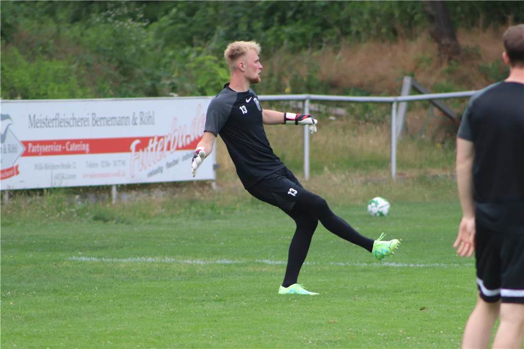 Viele Fotos vom Trainingsauftakt des Lüner SV In der ersten Trainingseinheit ließ LSV-Coach Axel Schmeing unter anderem ein Kleinfeldtuernier spielen.