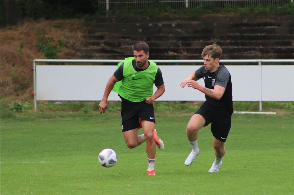 Viele Fotos vom Trainingsauftakt des Lüner SV In der ersten Trainingseinheit ließ LSV-Coach Axel Schmeing unter anderem ein Kleinfeldtuernier spielen.