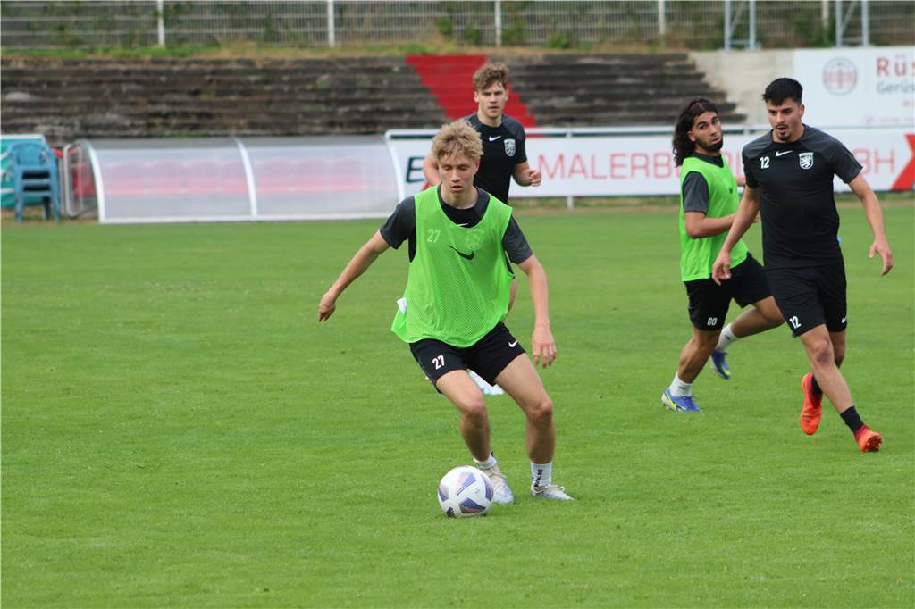 Viele Fotos vom Trainingsauftakt des Lüner SV In der ersten Trainingseinheit ließ LSV-Coach Axel Schmeing unter anderem ein Kleinfeldtuernier spielen.