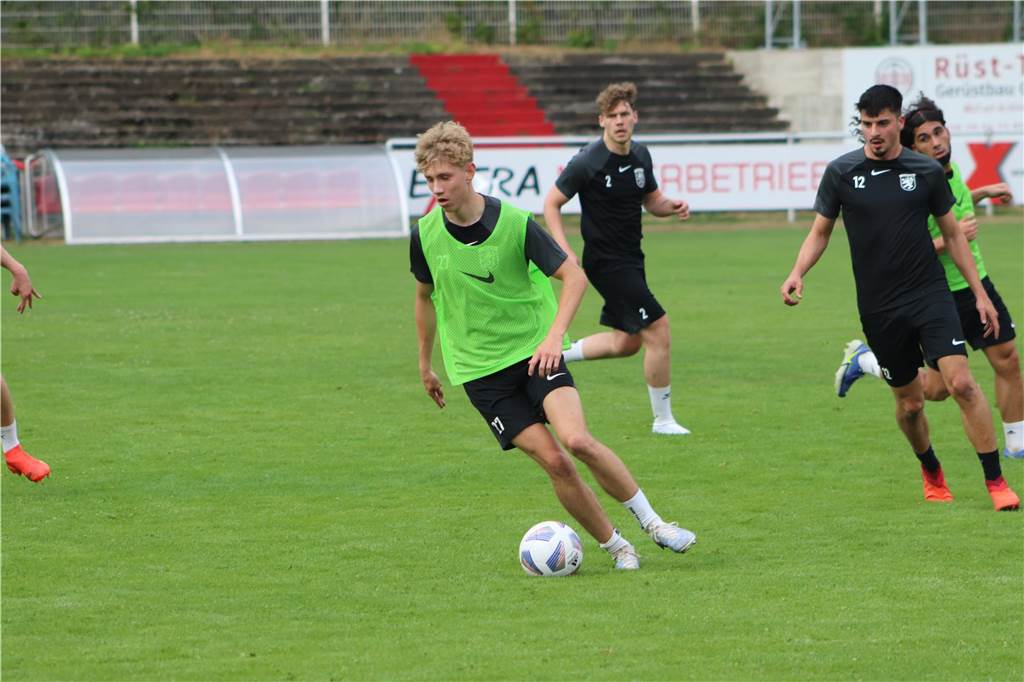 Viele Fotos vom Trainingsauftakt des Lüner SV In der ersten Trainingseinheit ließ LSV-Coach Axel Schmeing unter anderem ein Kleinfeldtuernier spielen.