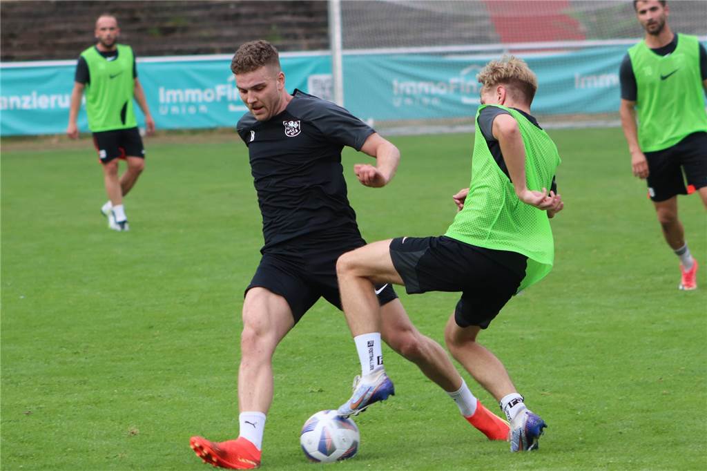 Viele Fotos vom Trainingsauftakt des Lüner SV In der ersten Trainingseinheit ließ LSV-Coach Axel Schmeing unter anderem ein Kleinfeldtuernier spielen.