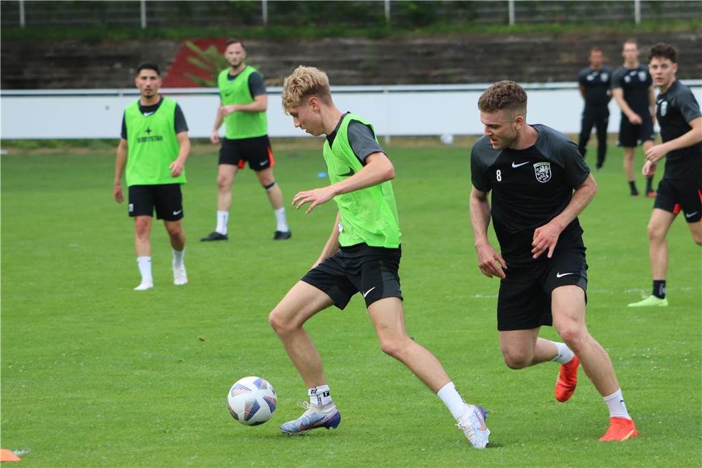 Viele Fotos vom Trainingsauftakt des Lüner SV In der ersten Trainingseinheit ließ LSV-Coach Axel Schmeing unter anderem ein Kleinfeldtuernier spielen.