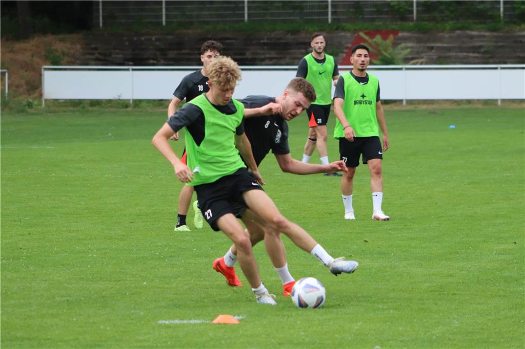 Viele Fotos vom Trainingsauftakt des Lüner SV In der ersten Trainingseinheit ließ LSV-Coach Axel Schmeing unter anderem ein Kleinfeldtuernier spielen.