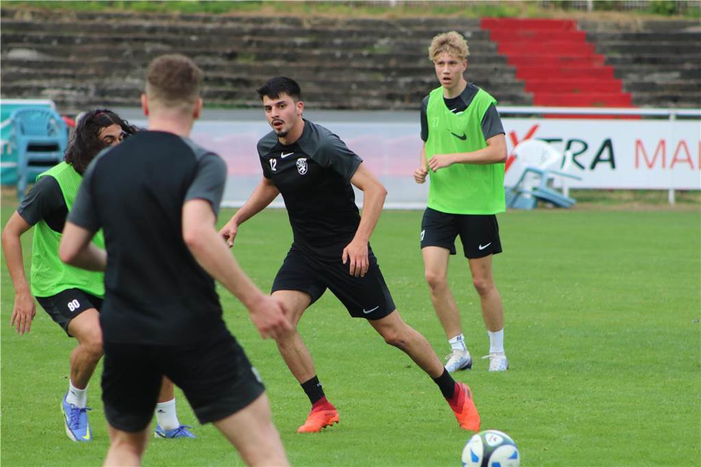 Viele Fotos vom Trainingsauftakt des Lüner SV In der ersten Trainingseinheit ließ LSV-Coach Axel Schmeing unter anderem ein Kleinfeldtuernier spielen.