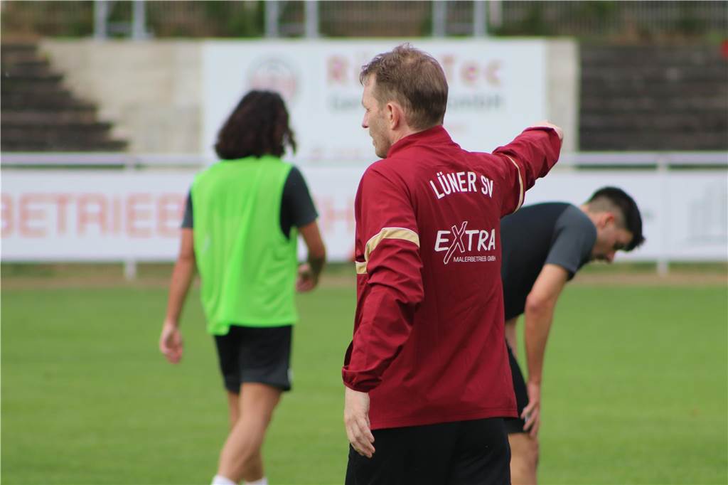 Viele Fotos vom Trainingsauftakt des Lüner SV In der ersten Trainingseinheit ließ LSV-Coach Axel Schmeing unter anderem ein Kleinfeldtuernier spielen.