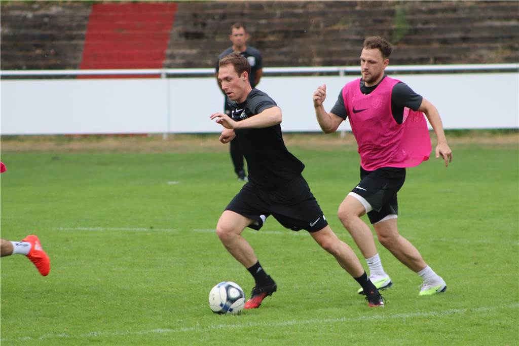 Viele Fotos vom Trainingsauftakt des Lüner SV In der ersten Trainingseinheit ließ LSV-Coach Axel Schmeing unter anderem ein Kleinfeldtuernier spielen.