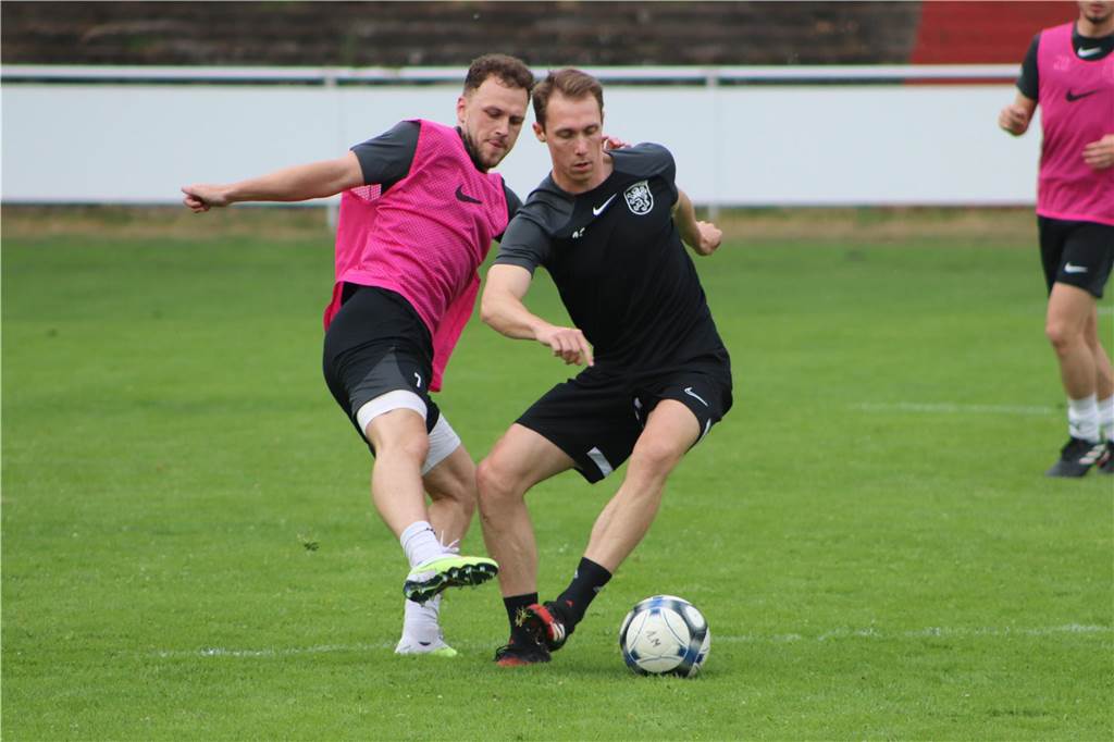 Viele Fotos vom Trainingsauftakt des Lüner SV In der ersten Trainingseinheit ließ LSV-Coach Axel Schmeing unter anderem ein Kleinfeldtuernier spielen.