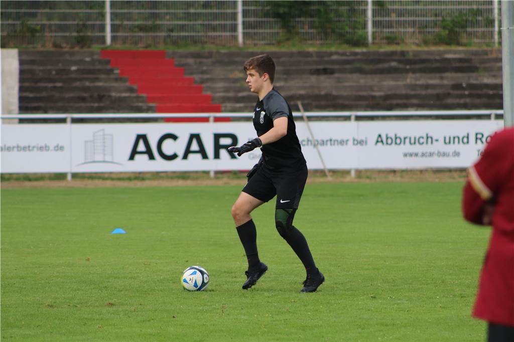 Viele Fotos vom Trainingsauftakt des Lüner SV In der ersten Trainingseinheit ließ LSV-Coach Axel Schmeing unter anderem ein Kleinfeldtuernier spielen.