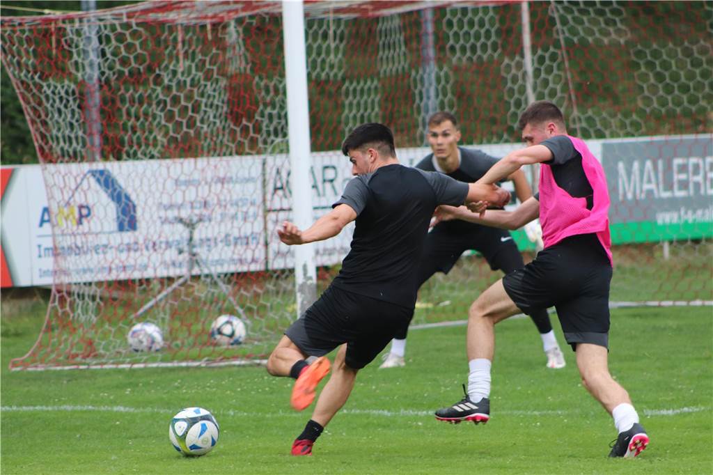 Viele Fotos vom Trainingsauftakt des Lüner SV In der ersten Trainingseinheit ließ LSV-Coach Axel Schmeing unter anderem ein Kleinfeldtuernier spielen.