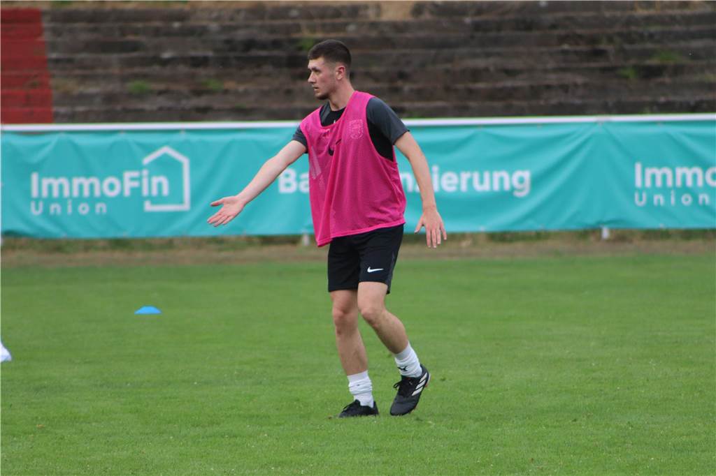 Viele Fotos vom Trainingsauftakt des Lüner SV In der ersten Trainingseinheit ließ LSV-Coach Axel Schmeing unter anderem ein Kleinfeldtuernier spielen.