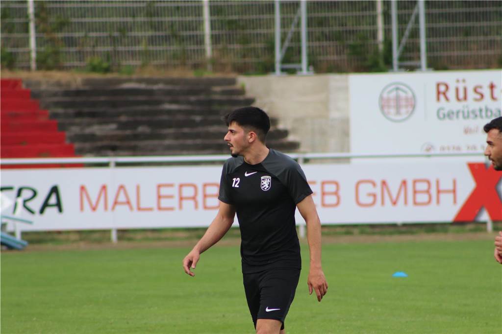Viele Fotos vom Trainingsauftakt des Lüner SV In der ersten Trainingseinheit ließ LSV-Coach Axel Schmeing unter anderem ein Kleinfeldtuernier spielen.