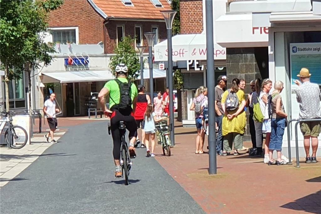 Querdenker-Treffen in Stadtlohn: Verstörende Sprüche und Gesten (mit Video) In der Eschstraße trafen sich die Querdenker vor einer ehemaligen Fahrschule, um dann geschlossen in Richtung Impffestival zu ziehen.