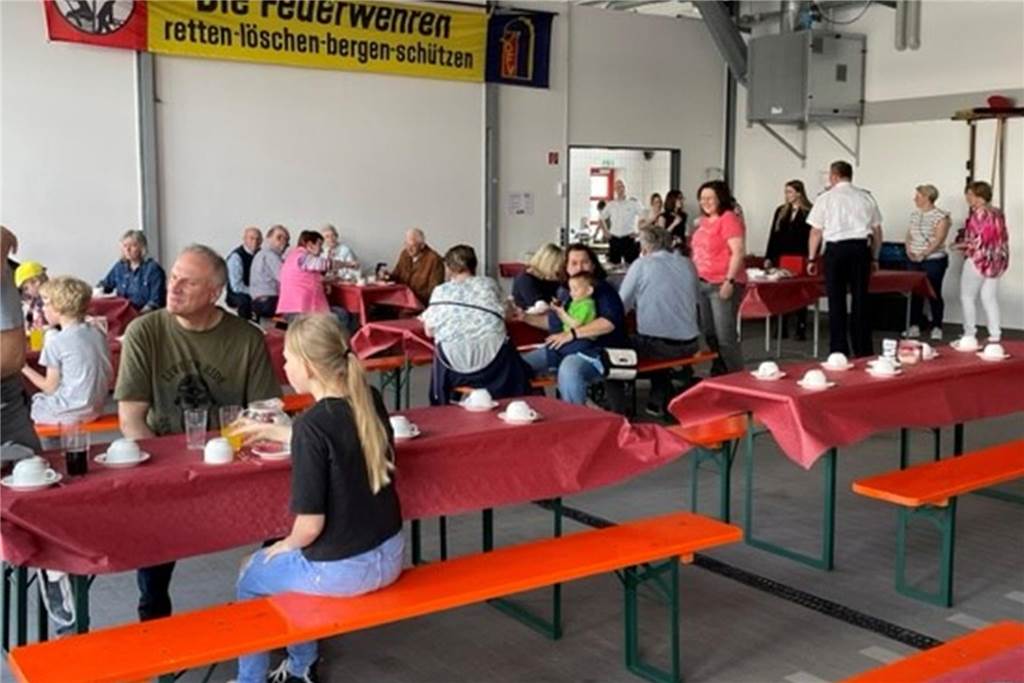 Cafeteria in der Fahrzeughalle der Feuerwehr