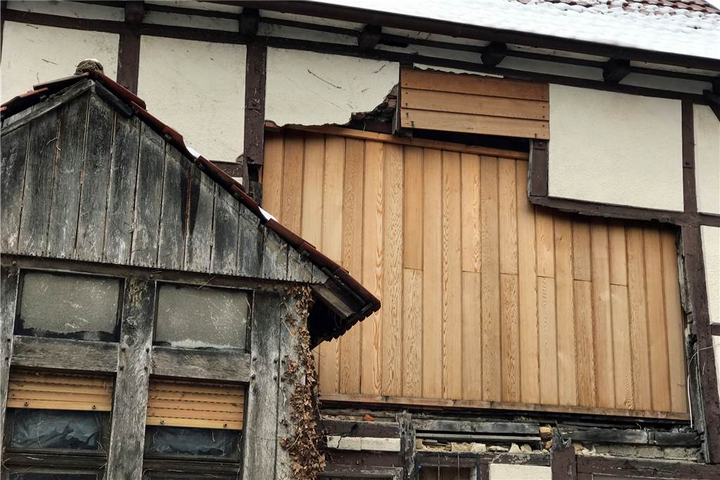 „Gammelhäuser“ in der Altstadt: Gute Aussichten oder schlechte Karten? In der Fassade des Hauses an der Südmauer 27 klaffte lange ein Loch, das inzwischen durch Bretter verschlossen ist.