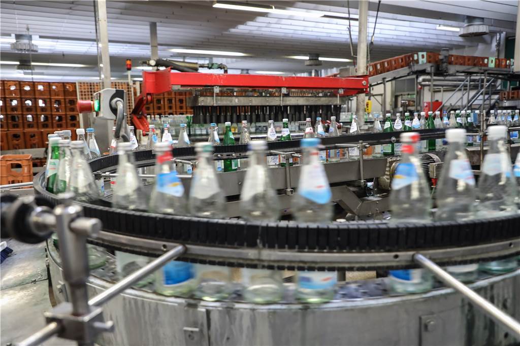 Wo genau liegt eigentlich die Ardey Quelle? Mineralwasser aus Dortmund erlebt Boom im Jubiläumsjahr In der Flaschenreinigungsanlage werden Mehrwegflaschen verschiedener Marken wieder fit gemacht.