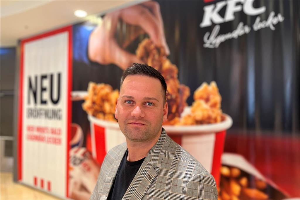 US-Fastfood-Riese Kentucky Fried Chicken eröffnet in der Thier-Galerie In der Food Lounge der Thier-Galerie in Dortmund zeigt Center-Manager Torben Seifert den neuen Standort von Kentucky Fried Chicken. Die große Plakatwand zeigt als Platzhalter schon an, wo der US-Fastfood-Riese in wenigen Wochen eröffnen will. Früher war dort der Fisch-Spezialist „Nordsee“.