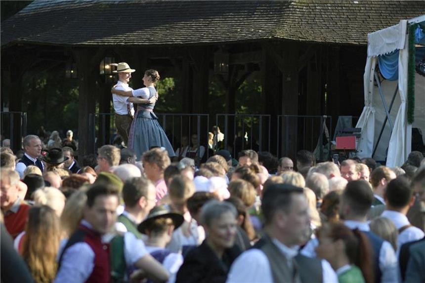 Tausende Frühaufsteher in München tanzen in den Tag In der Frühe das Tanzbein schwingen: Der Kocherlball geht auf ein Treffen von Hausangestellten im 19. jahrhundert zurück. Foto: Andreas Gebert