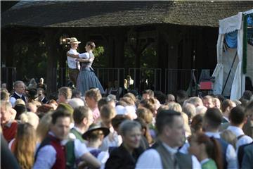 In der Frühe das Tanzbein schwingen: Der Kocherlball geht auf ein Treffen von Hausangestellten im 19. jahrhundert zurück. Foto: Andreas Gebert