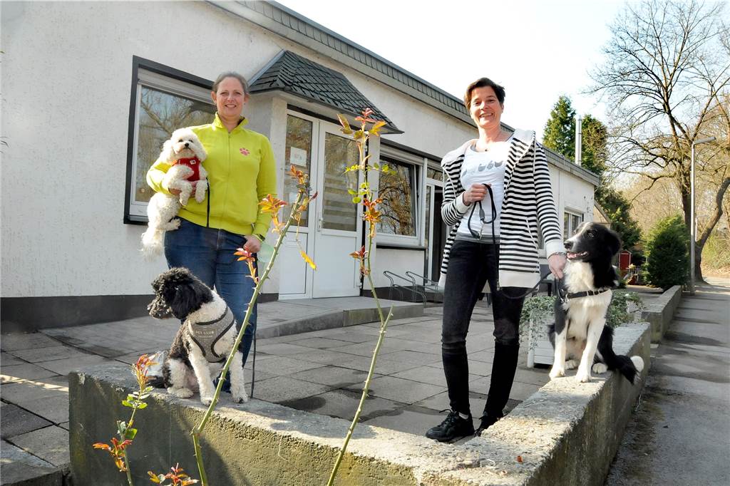 In der früheren Gaststätte „Zum Grüntal" richtet Dr. Claudia Fischer (r.) ihre neue Tierarztpraxis ein. Im Untergeschoss zieht die Tier-Physiotherapeutin und Hundefrisörin Daniela John (l.) ein.