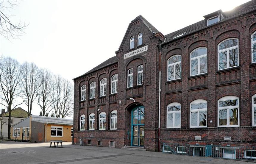 Flüchtlinge in Kielhornschule: Umbau oder Neubau? In der früheren Kielhornschule leben die Flüchtlinge in ehemaligen Klassenräumen. Nach dem Konzept der Stadt soll das Gebäude zu einer Unterkunft „mit Wohnungscharakter“ für circa 50 Flüchtlinge werden.