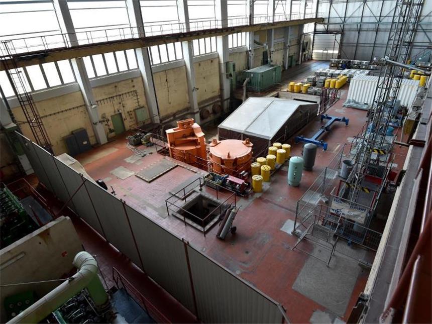 Stromkonzerne sollen für «Atompakt» 23,3 Milliarden zahlen In der früheren Maschinenhalle des Kernkraftwerkes Rheinsberg lagern Abrissmaterialien. Foto: Bernd Settnik