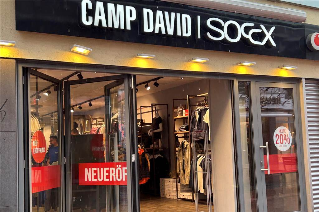 Camp-David-Store eröffnet: Marke trägt auch Pop-Titan Dieter Bohlen Das Camp David Geschäft von außen in der Innenstadt Lünen.