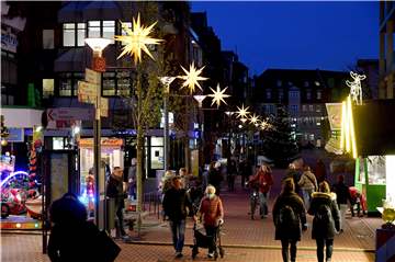 In der Fußgängerzone gilt jetzt wieder die Maskenpflicht, denn wegen des Weihnachtsmarktes kann man den geforderten Abstand nicht einhalten.