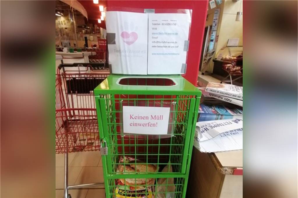 Sommerzeit: Auf die Tiertafel Werne kommen mehrere Herausforderungen zu In der Futterbox der Tiertafel im Rewe Symalla landet fast täglich Müll, den die Kunden dort abladen.