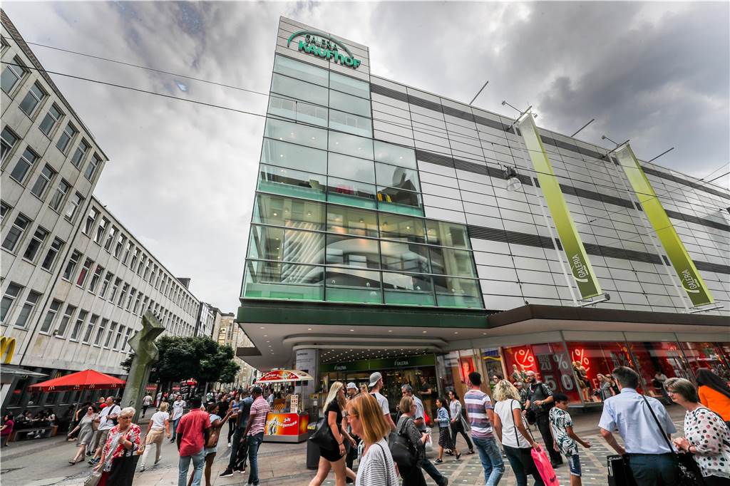„Ich kann mir ein Leben ohne Karstadt und Kaufhof nicht vorstellen“ In der Galeria Kaufhof fragten Kunden nach Unterschriftensammlungen zum Erhalt des Hauses.