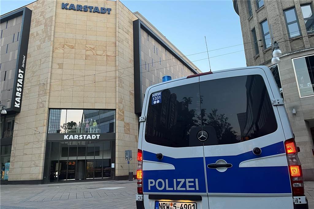 200 Polizisten im Sonder-Einsatz gegen Messer-Kriminalität In der ganzen Innenstadt ist die Polizei am Samstagabend im Einsatz.