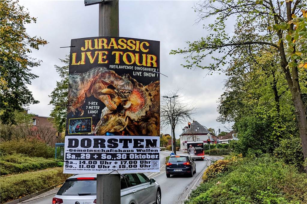 Riesige urzeitliche Wesen: Freilaufende Dinosaurier kommen nach Wulfen In der ganzen Stadt weisen Plakate auf die Veranstaltung hin.