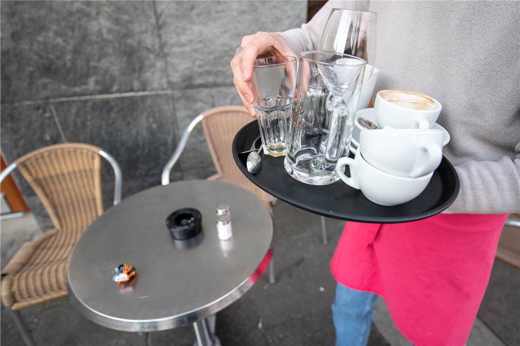 Lockerungen sorgen für Entspannung auf Arbeitsmarkt - aber auch neue Sorgen In der Gastronomie werden dringend Mitarbeiterinnen und Mitarbeiter gesucht.
