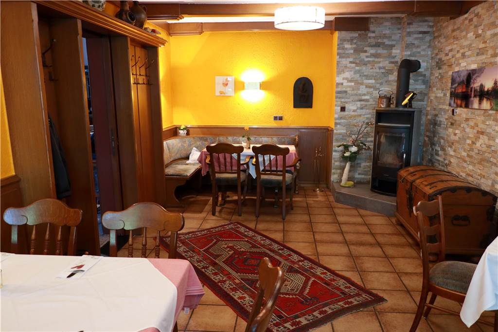 Schlemmen mitten im Grünen beim Traditionsgasthaus Voss in Quantwick In der Gaststube mischen sich moderne mit traditionellen Einflüssen.