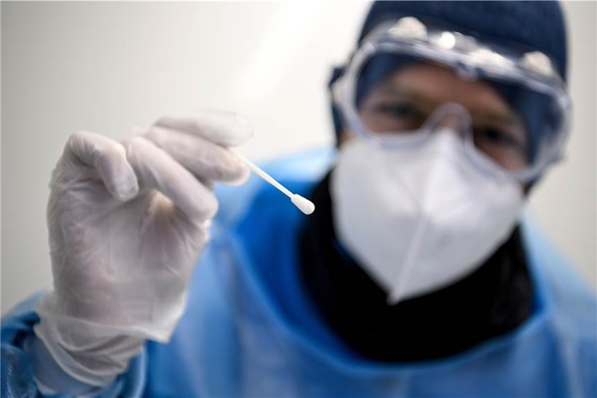 Corona: 66 Neuinfektionen in Ascheberg zu Donnerstag - Inzidenz steigt auf 2330,37 Ein Mann hält ein Teststäbchen