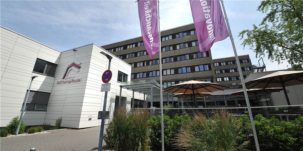 Messerangriff in Psychiatrie: Mitarbeiter machen Leitung mitverantwortlich Das EvK in Castrop-Rauxel von außen fotografiert.