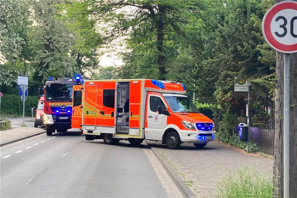 Feuerwehreinsatz in der City: Beckestraße für Löscharbeiten gesperrt In der gesperrten Beckestraße standen die Rettungswagen.