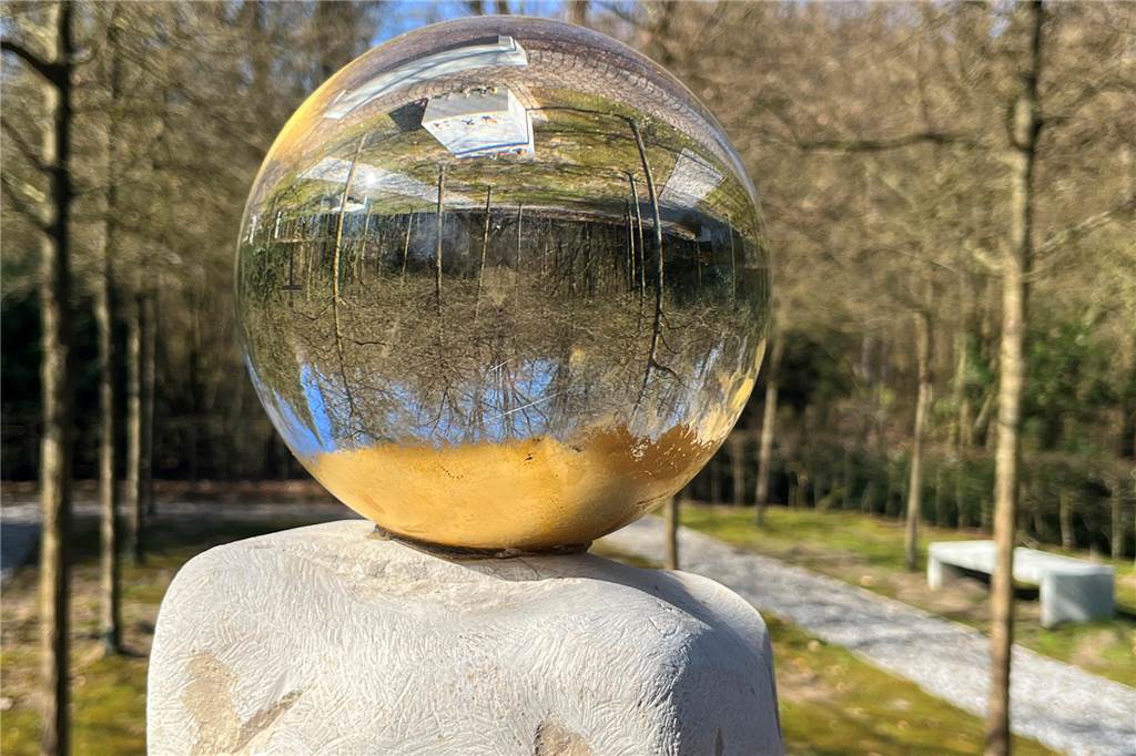 Kunst-Installation an Gedenkstätte als „Zeichen der unendlichen Liebe“ Eine Glaskugel auf der Kunst-Installation an der Gedenkstätte für die Opfer des Germanwings-Absturzes auf dem Sundernfriedhof in Haltern.