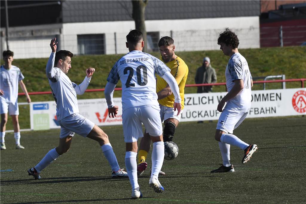 In der Glückauf-Kampfbahn trafen sich die SF Habinghorst/Dingen und der SV Wacker Obercastrop II zum Derby.