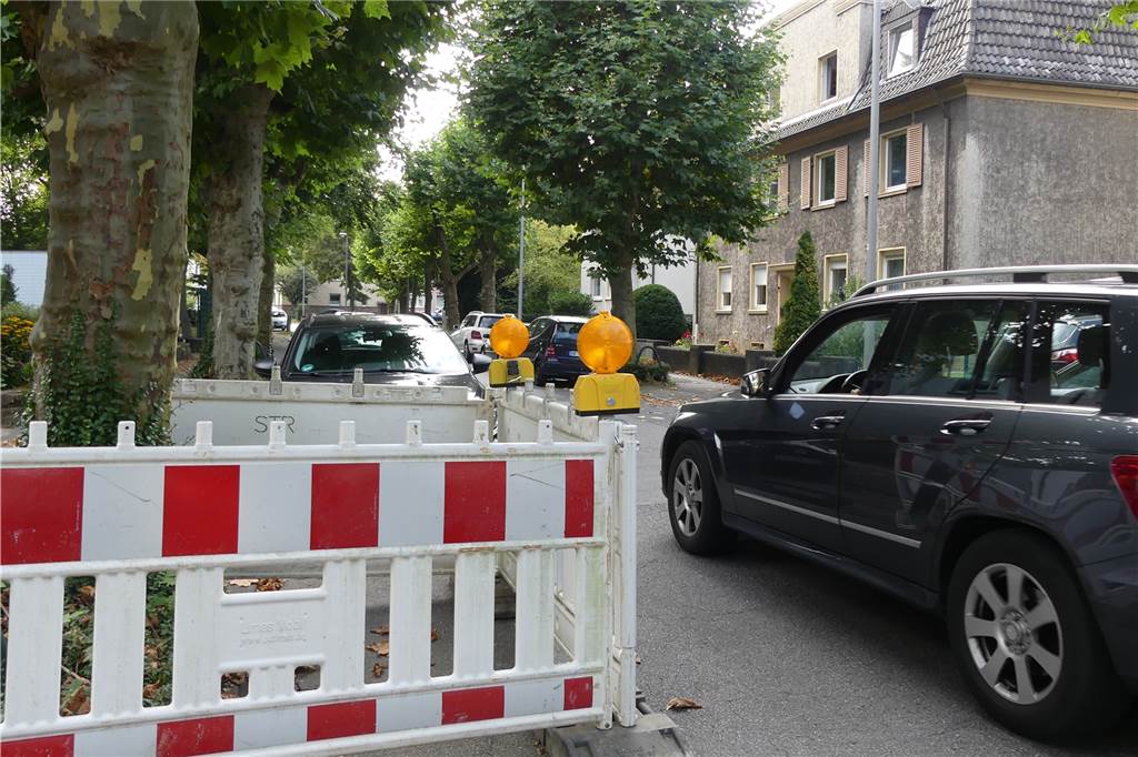 In der Graf-Adolf-Straße, in Höhe der Hausnummer 10, hat sich unvermittelt ein Loch am Straßenrand aufgetan. Inzwischen schützt eine Absperrung die Passanten.