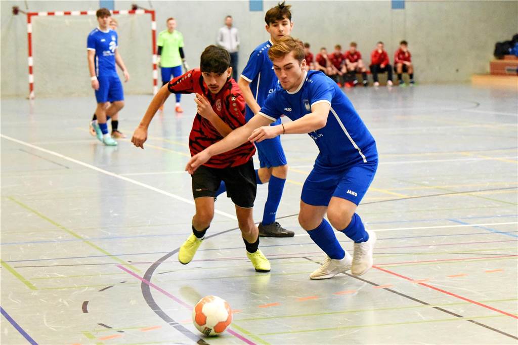 Überraschungssieger bei U17-Hallenkreismeisterschaft Zwei Jugendfußballer im Duell um den Ball in der Halle.