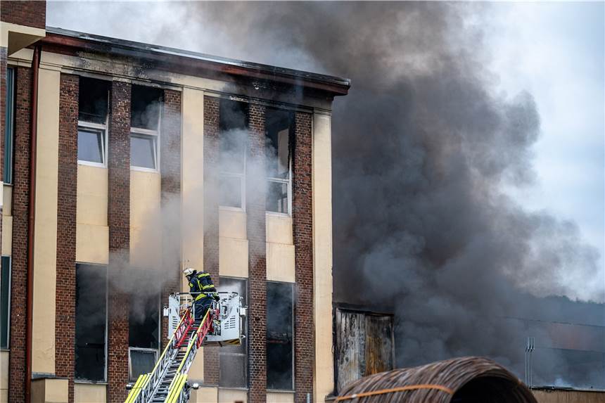 Nach dem Brand in der Hagener Stahlfabrik sterben nun die Fische in der Volme In der Hagener Stahlfabrik war es zu einem Großbrand gekommen. Die Ursache dafür ist noch immer unklar.