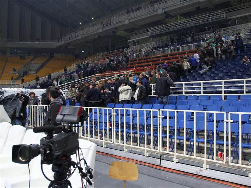 Euroleague: Bombendrohung bei Spiel Athen - Barcelona In der Halbzeit der Partie Panathinaikos Athen gegen FC Barcelona mussten die Zuschauer das Stadion verlassen. Foto: Spyros Chorchoubas