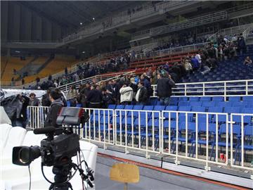 In der Halbzeit der Partie Panathinaikos Athen gegen FC Barcelona mussten die Zuschauer das Stadion verlassen. Foto: Spyros Chorchoubas