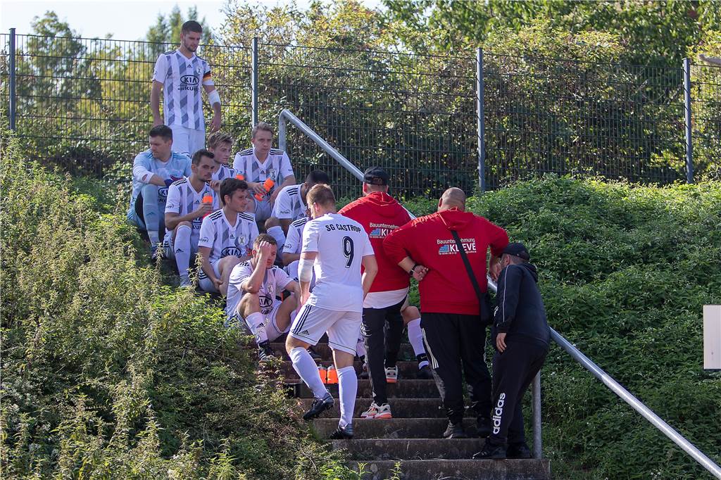 Fünf Tore fallen zwischen der SG Castrop und SuS Merklinde - von nur zwei Schützen In der Halbzeitpause suchten die Spieler den einzigen Schatten im Stadion an der Bahnhofstraße auf - auf der Treppe an der Gegengerade des Platzes.