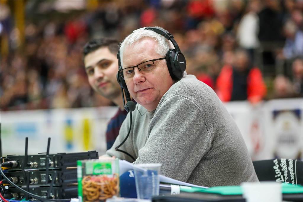 Endrunde der Hallenstadtmeisterschaft: Das sind die Kommentatoren und Reporter In der Halle als Kommentator: Uwe Kisker und Daniel Schröder (im Hintergrund l.).