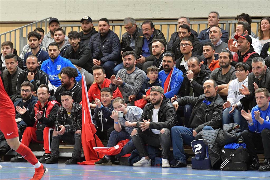 Eine Liebeserklärung an den Hallenfußball In der Halle ist das Publikum meist größer als draußen.