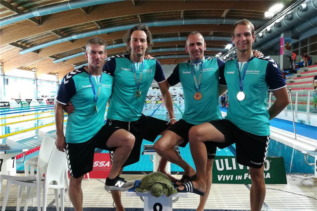 Ein Europameister und Weltrekordler aus Schermbeck In der Halle nicht zu schlagen: Das deutsche Team aus Uetersen mit dem Schermbecker Thorsten Sonsmann (2.v.r.) sowie Christoph Heyer, Steffen Leditschke und Christian Tügel (v.l.) gewann bei der Europameisterschaft der rettungsschwimmer in Riccione/Italien alle vier Staffeln unterm Hallendach.