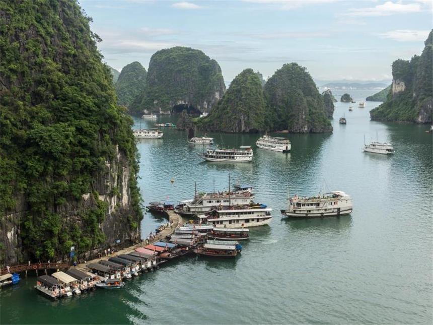 In der Halong-Bucht sind immer viele Dutzend Ausflugsboote unterwegs. Viele Reisende bleiben zumindest eine Nacht auf einem Schiff - doch das soll nun verboten werden. Foto: Philipp Laage