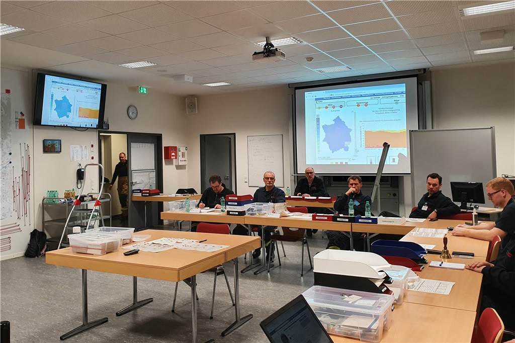 In der Hauptfeuer- und Rettungswache an der Wienbecke wurden ab den Nachmittagsstunden alle Einsätze für das Stadtgebiet Dorsten abgearbeitet. An „normalen“ Tagen werden die Einsätze von der Kreisleitstelle der Feuerwehr in Recklinghausen aus vergeben und geplant.