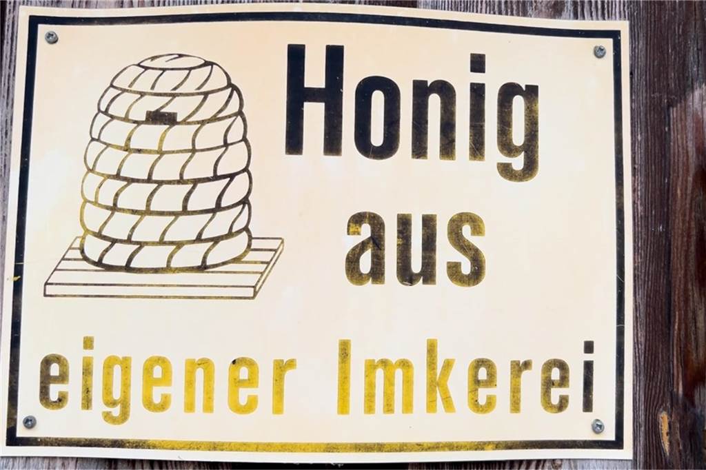 In der hauseigenen Imkerei entsteht der Honig. Wer ein Glas kaufen möchte, kann das tun. Da die Gläser teuer sind und die Gläser rein bleiben sollten, wird darum gebeten, die Honiggläser zum Imker zurückzubringen.